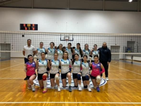 Μπορεί να είναι εικόνα 4 άτομα και άτομα που παίζουν βόλεϊ